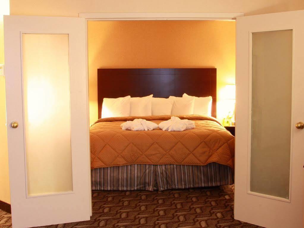 Comfort Inn & Suites Ambassador Bridge Windsor Esterno foto