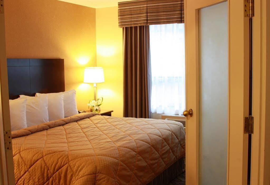 Comfort Inn & Suites Ambassador Bridge Windsor Esterno foto